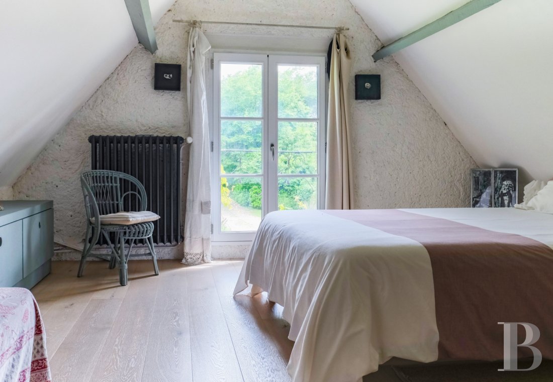 A artists' house with a cluster of small houses on the way to Le Mans - photo  n°21